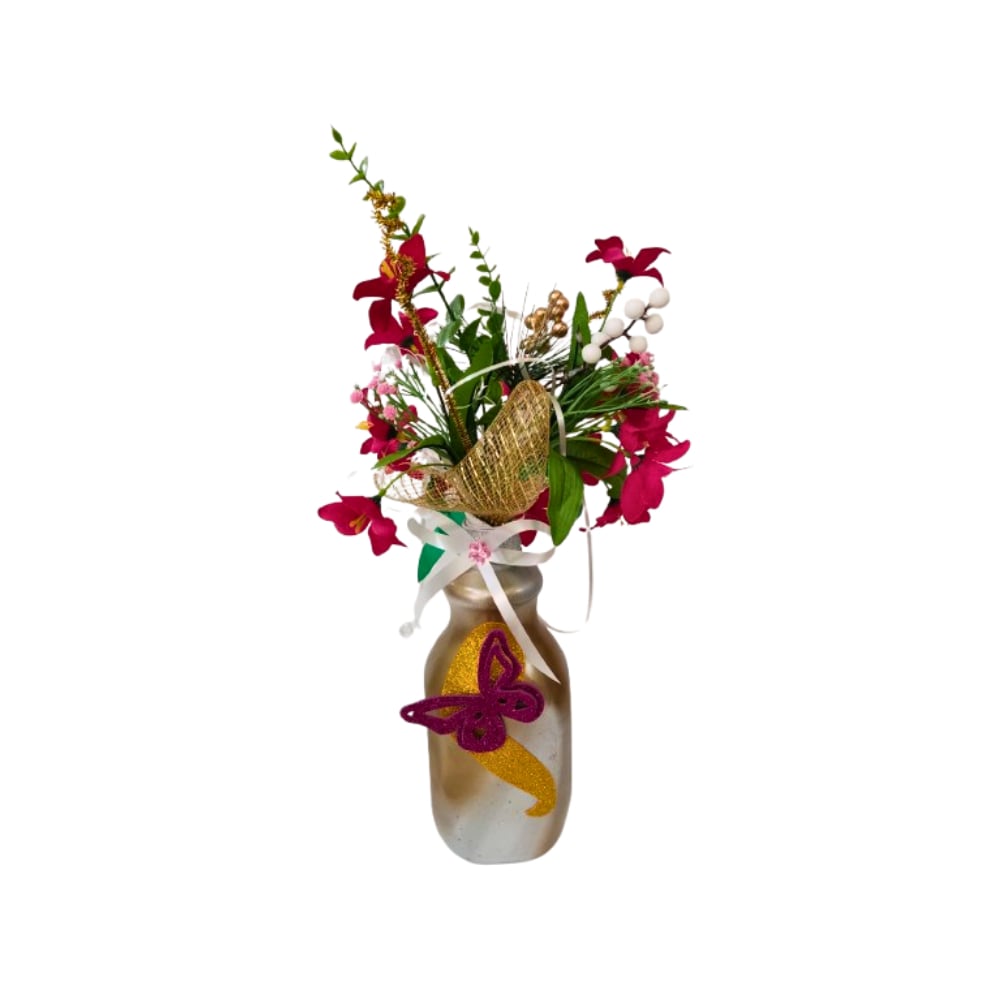 Búcaro decorado con flores y espigas color variado, cintas y malla